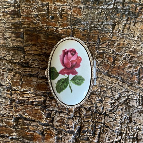 🌹Vintage🌹Rose Pill Box - Picture 2 of 8